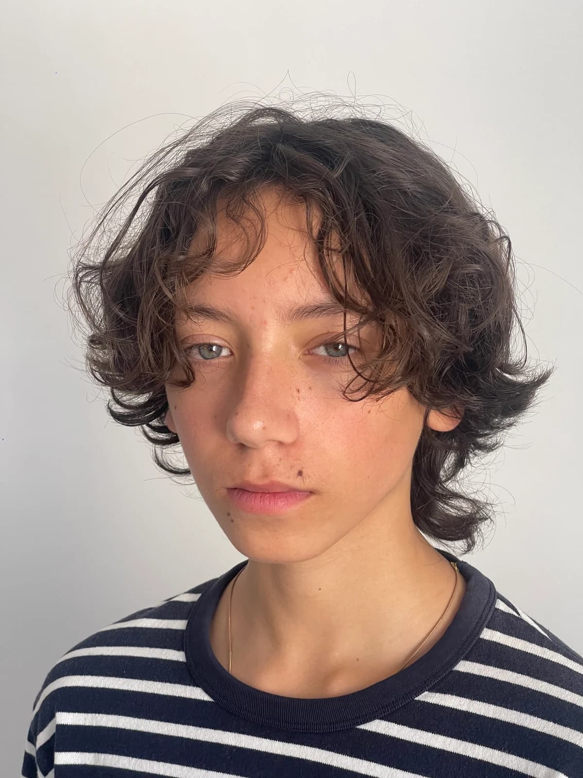 Enki, portrait rapproché de trois-quarts, en marinière.